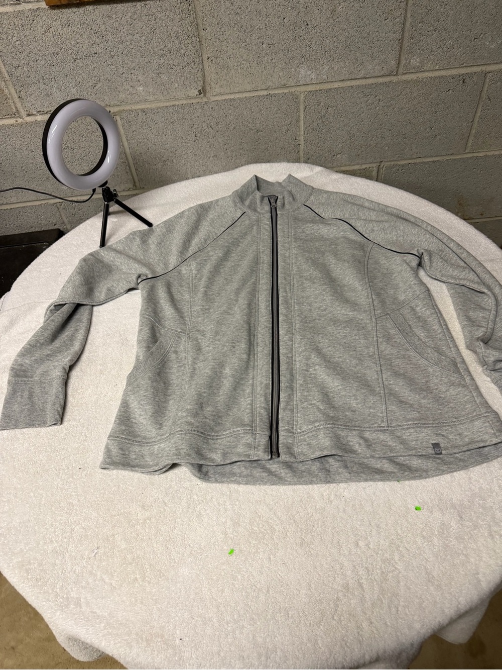T by Talbot’s grey XLP women’s full zip jacket w/
black piping and side pockets